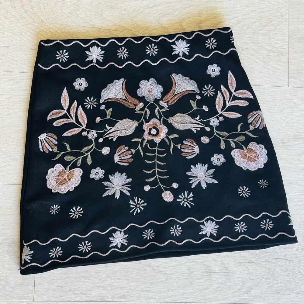 Francesca’s, miami Floral Embroidered Black Suede Skirt Size S - Picture 14 of 14
